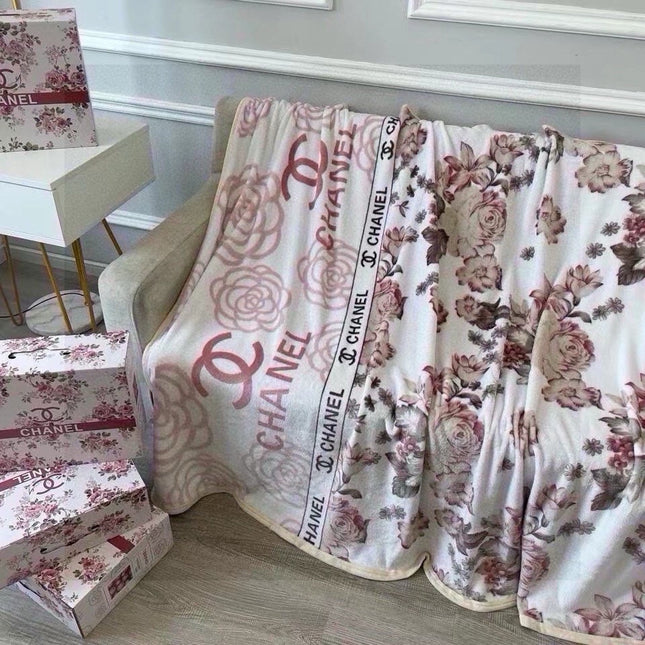 FLOWER BLANKET IN COLORFUL MILK VELVET 420225