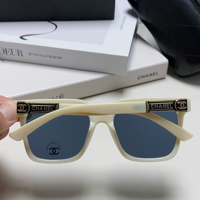 SQUARE SUNGLASSES 632878 IN WHITE ACETATE