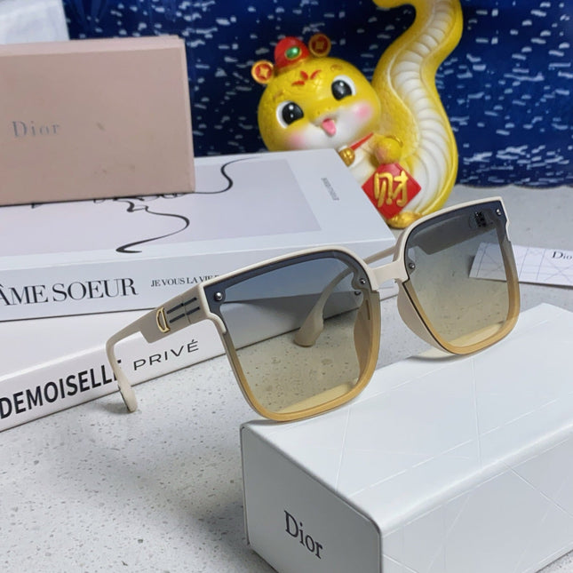 MONTAIGNE SUNGLASS 560858 IN IVORY ACETATE GREY YELLOW SMOKE LENSES