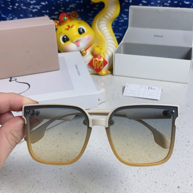 MONTAIGNE SUNGLASS 560858 IN IVORY ACETATE GREY YELLOW SMOKE LENSES