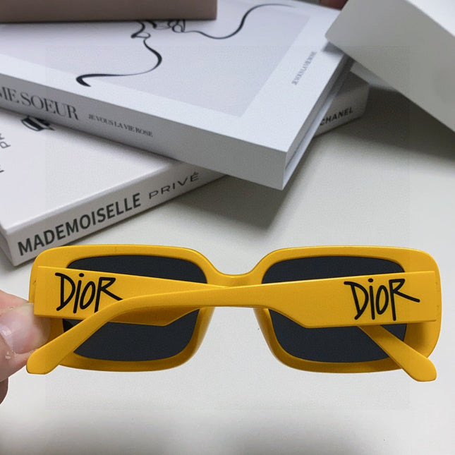 MONTAIGNE SUNGLASS 571593 IN YELLOW ACETATE TEXT LOGO