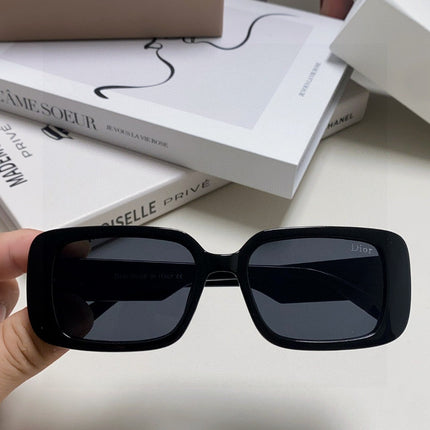 MONTAIGNE SUNGLASS 571596 IN BLACK ACETATE TEXT LOGO