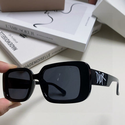 MONTAIGNE SUNGLASS 571596 IN BLACK ACETATE TEXT LOGO