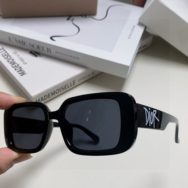 MONTAIGNE SUNGLASS 571596 IN BLACK ACETATE TEXT LOGO
