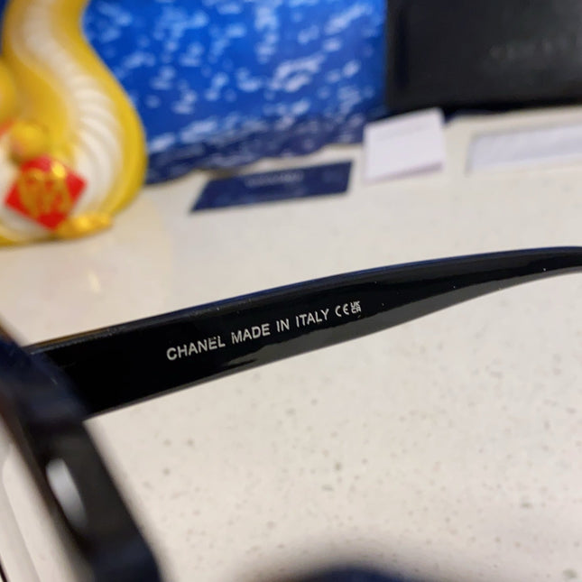 SQUARE SUNGLASSES 638934 IN BLACK ACETATE