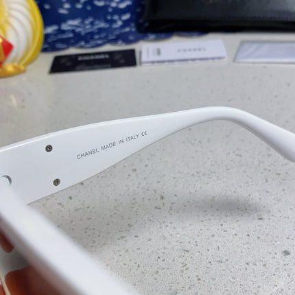 SQUARE SUNGLASSES CH5495 IN WHITE ACETATE BROWN LENSES