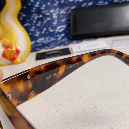 SQUARE SUNGLASSES CH5495 IN HAVANA ACETATE BROWN LENSES