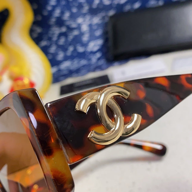 SQUARE SUNGLASSES CH5495 IN HAVANA ACETATE BROWN LENSES