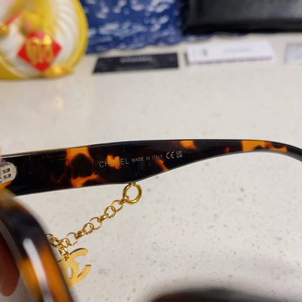 SQUARE SUNGLASSES 641809 IN HAVANA ACETATE GOLD CHAIN