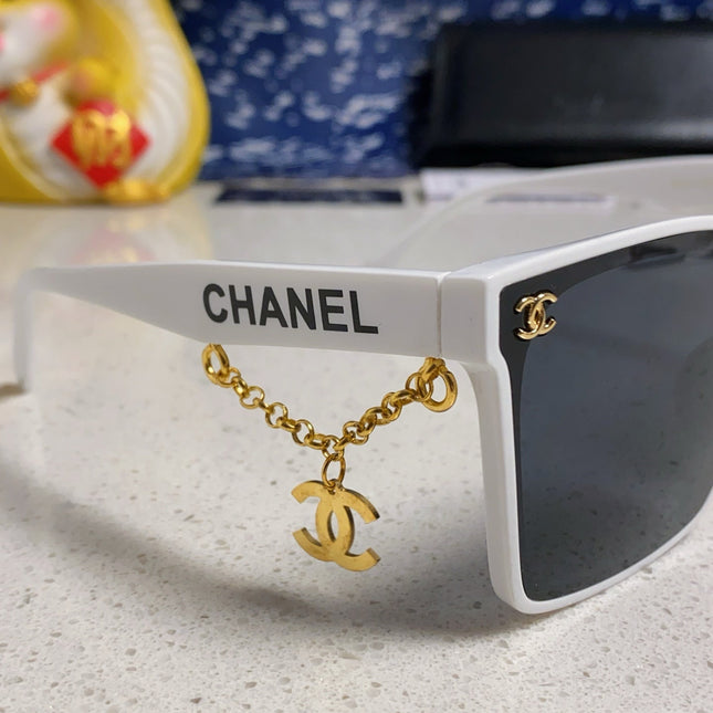 SQUARE SUNGLASSES 641811 IN WHITE ACETATE GOLD CHAIN