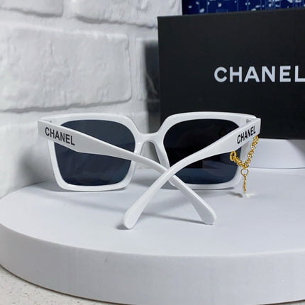 SQUARE SUNGLASSES 641811 IN WHITE ACETATE GOLD CHAIN