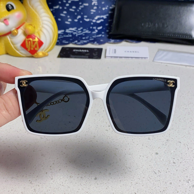 SQUARE SUNGLASSES 641811 IN WHITE ACETATE GOLD CHAIN