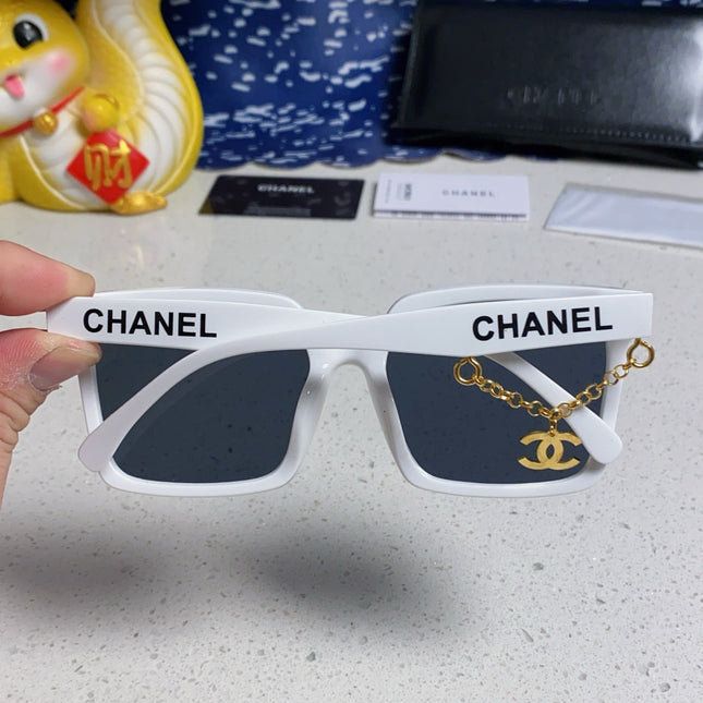 SQUARE SUNGLASSES 641811 IN WHITE ACETATE GOLD CHAIN