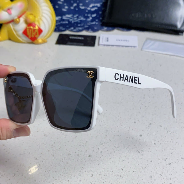 SQUARE SUNGLASSES 641811 IN WHITE ACETATE GOLD CHAIN