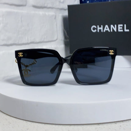SQUARE SUNGLASSES 641812 IN BLACK ACETATE GOLD CHAIN