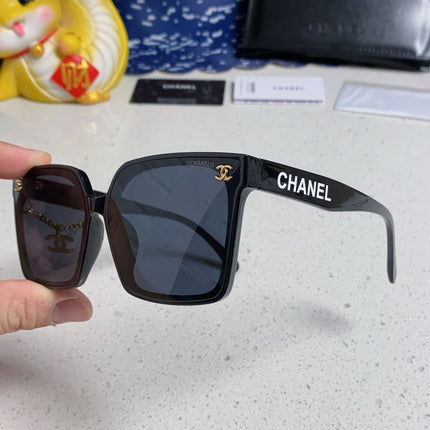 SQUARE SUNGLASSES 641812 IN BLACK ACETATE GOLD CHAIN