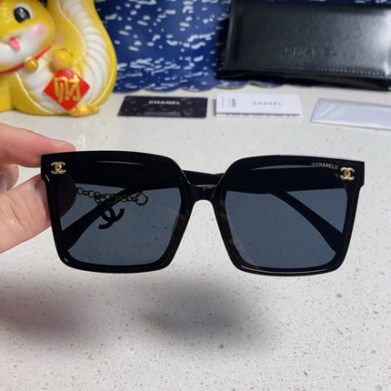 SQUARE SUNGLASSES 641812 IN BLACK ACETATE GOLD CHAIN