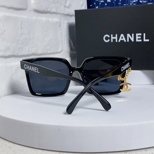 SQUARE SUNGLASSES 641812 IN BLACK ACETATE GOLD CHAIN