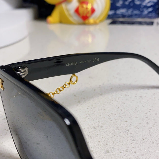 SQUARE SUNGLASSES 641812 IN BLACK ACETATE GOLD CHAIN