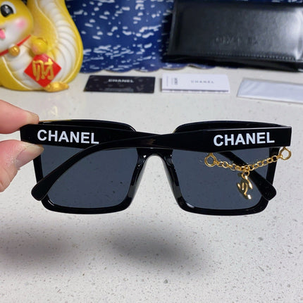 SQUARE SUNGLASSES 641812 IN BLACK ACETATE GOLD CHAIN