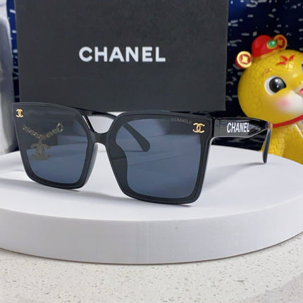 SQUARE SUNGLASSES 641812 IN BLACK ACETATE GOLD CHAIN