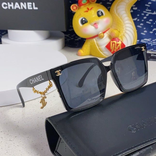 SQUARE SUNGLASSES 641812 IN BLACK ACETATE GOLD CHAIN