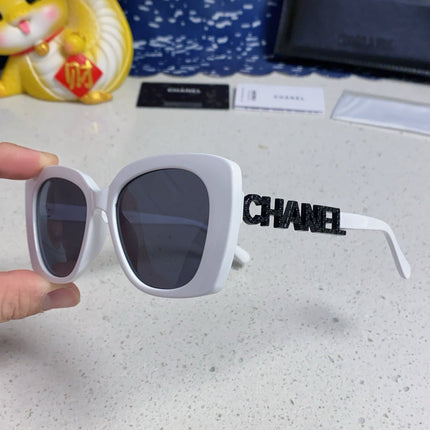 BUTTERFLY SUNGLASSES 641813 IN WHITE ACETATE BLACK METAL LOGO