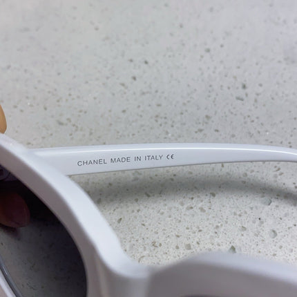 BUTTERFLY SUNGLASSES 641813 IN WHITE ACETATE BLACK METAL LOGO