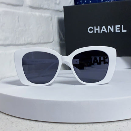 BUTTERFLY SUNGLASSES 641813 IN WHITE ACETATE BLACK METAL LOGO