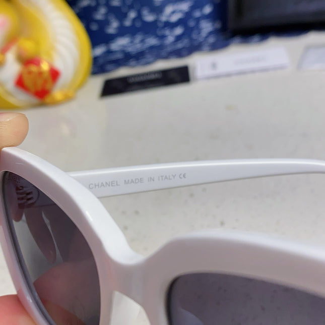 BUTTERFLY SUNGLASSES 641814 IN WHITE ACETATE GOLD METAL LOGO