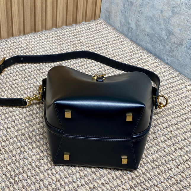 LE 37 SMALL BUCKET BAG 20 IN BLACK CALFSKIN GOLD HARDWARE
