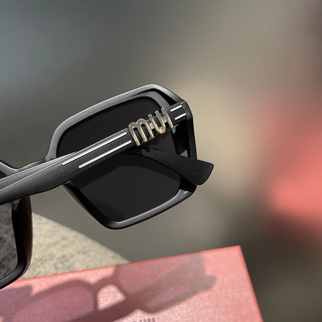 RUNWAY SQUARE SUNGLASSES 513100 IN BLACK ACETATE