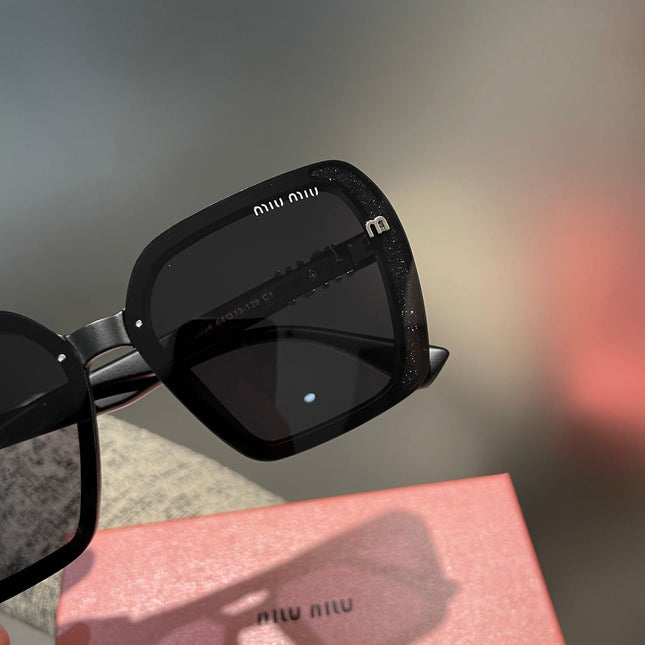 RUNWAY SQUARE SUNGLASSES 513100 IN BLACK ACETATE