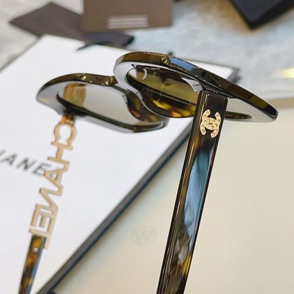 CAT EYE SUNGLASSES IN BLACK ACETATE