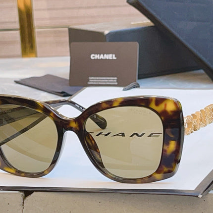 CAT EYE SUNGLASSES IN BLACK ACETATE