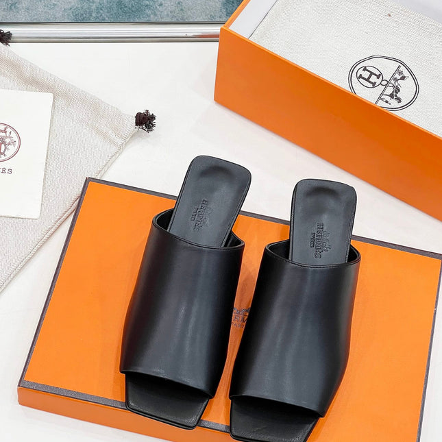 IDOLE SANDAL IN BLACK CALFSKIN