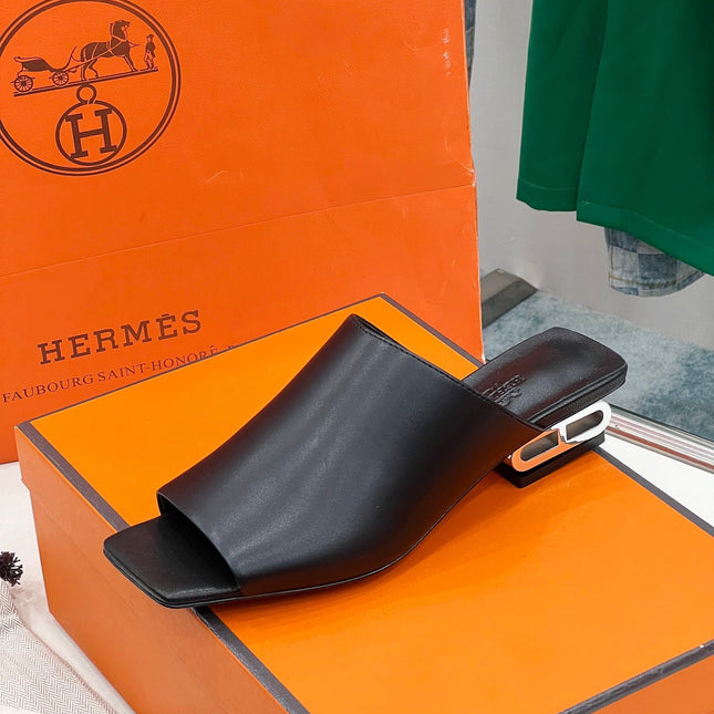 IDOLE SANDAL IN BLACK CALFSKIN