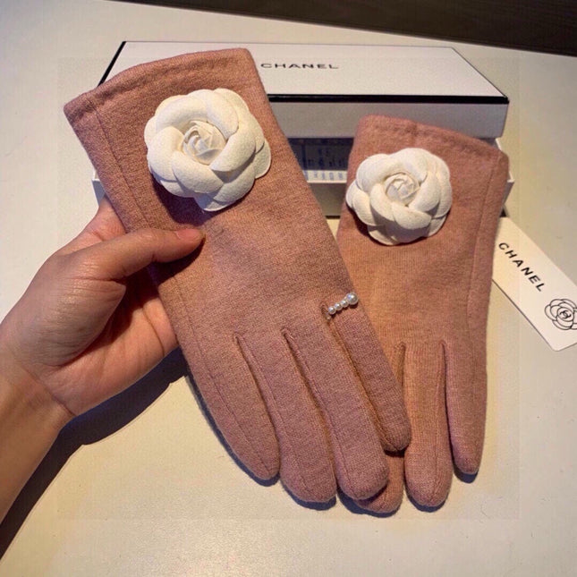GLOVES IN CREPE PINK WOOL WITH LARGE WHITE FLOWER 464992