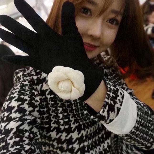 GLOVES IN BLACK WOOL WITH LARGE WHITE FLOWER 464993