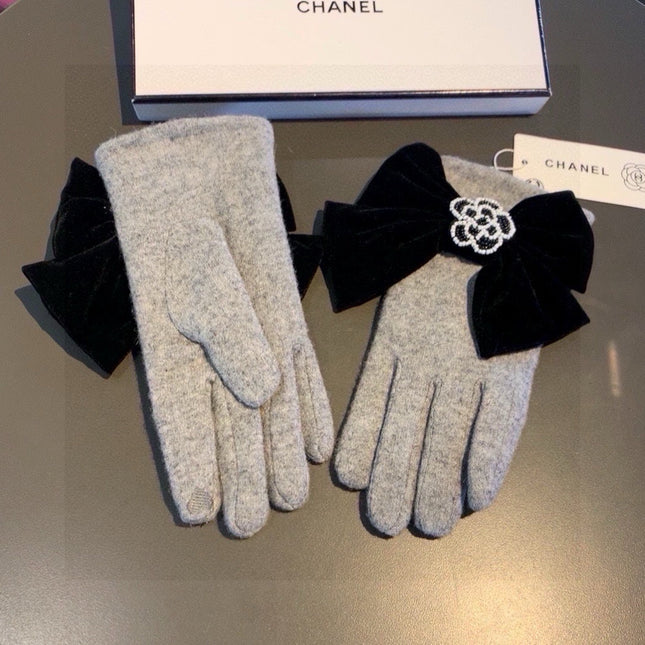 GLOVES IN DOVE GRAY WOOL WITH LARGE BLACK BOW 464994