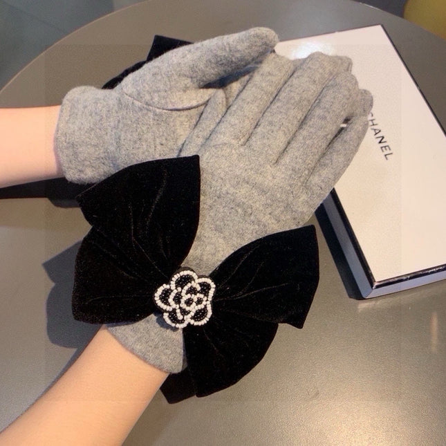 GLOVES IN DOVE GRAY WOOL WITH LARGE BLACK BOW 464994