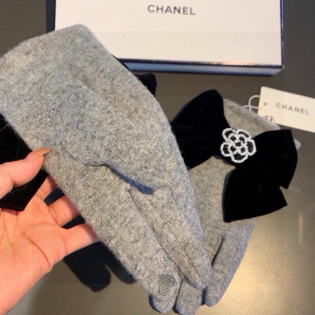 GLOVES IN DOVE GRAY WOOL WITH LARGE BLACK BOW 464994
