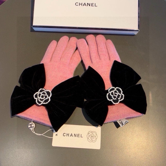 GLOVES IN FLAMINGO PINK WOOL WITH LARGE BLACK BOW 464995