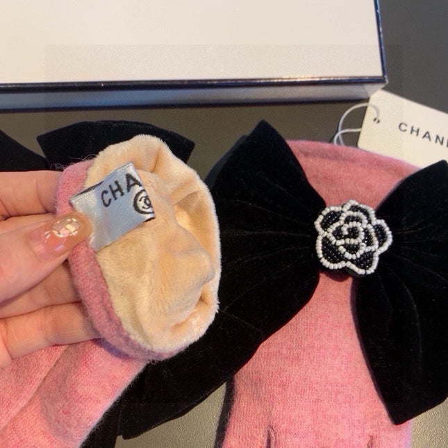 GLOVES IN FLAMINGO PINK WOOL WITH LARGE BLACK BOW 464995