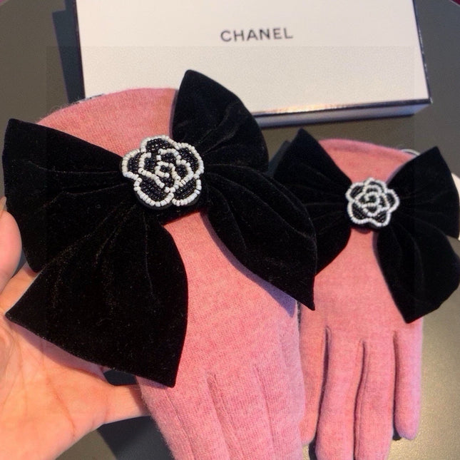 GLOVES IN FLAMINGO PINK WOOL WITH LARGE BLACK BOW 464995