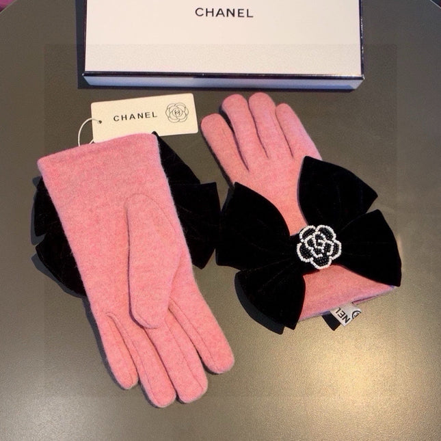 GLOVES IN FLAMINGO PINK WOOL WITH LARGE BLACK BOW 464995