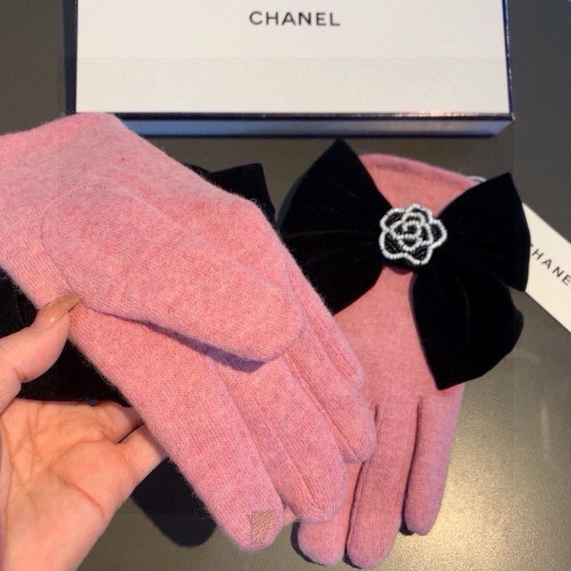 GLOVES IN FLAMINGO PINK WOOL WITH LARGE BLACK BOW 464995
