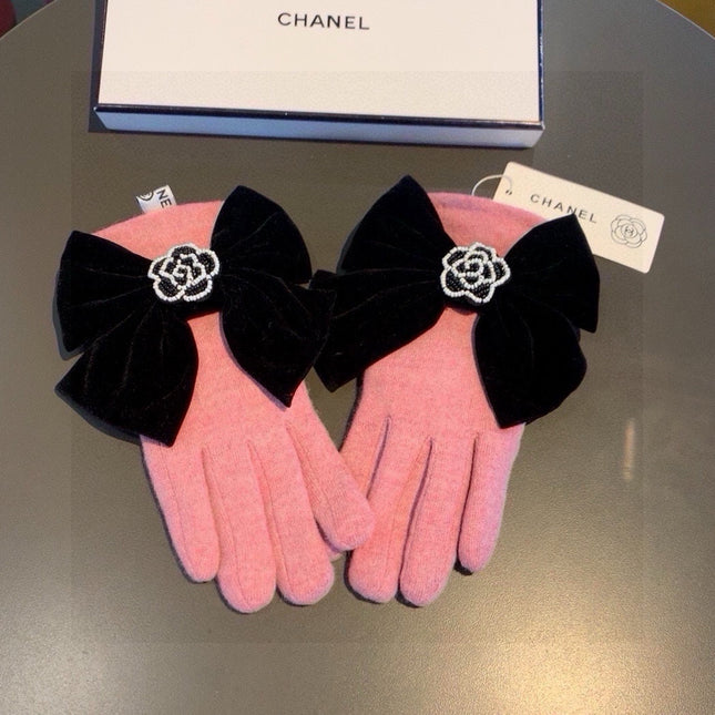 GLOVES IN FLAMINGO PINK WOOL WITH LARGE BLACK BOW 464995