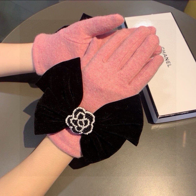 GLOVES IN FLAMINGO PINK WOOL WITH LARGE BLACK BOW 464995