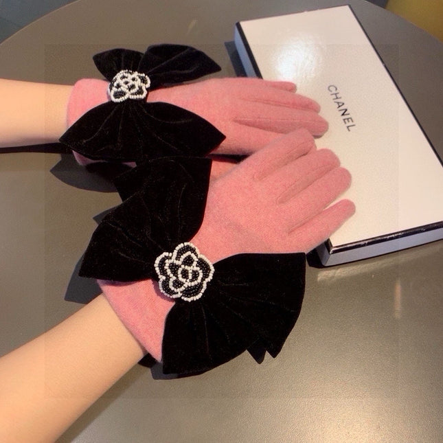 GLOVES IN FLAMINGO PINK WOOL WITH LARGE BLACK BOW 464995